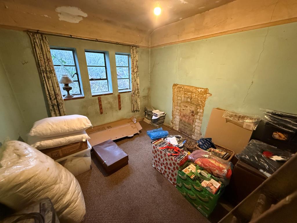 Lot: 103 - DETACHED BUNGALOW WITH POTENTIAL - Bedroom